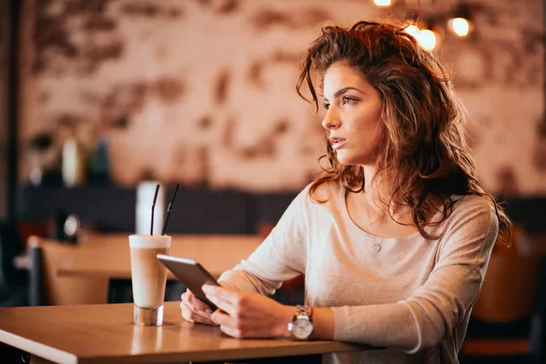 Mujer Caucásica Joven Usando Tableta Mientras Está Sentado Cafetería Beber — Foto de Stock