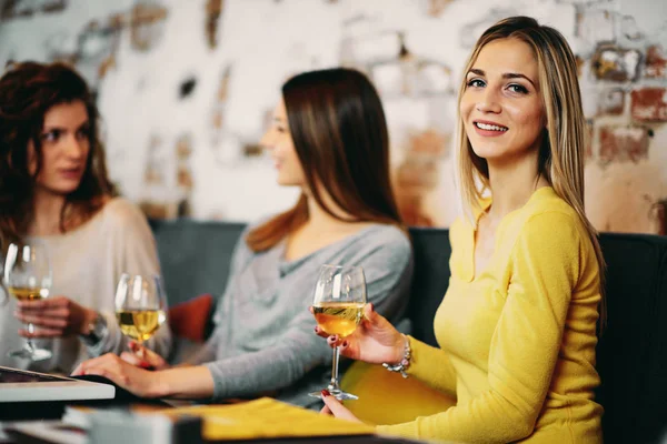 Novias Bebiendo Vino Charlando Mientras Están Sentadas Bar —  Fotos de Stock