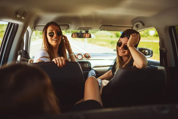Drei Frauen Genießen Roadtrip Sie Plaudern Auto — Stockfoto