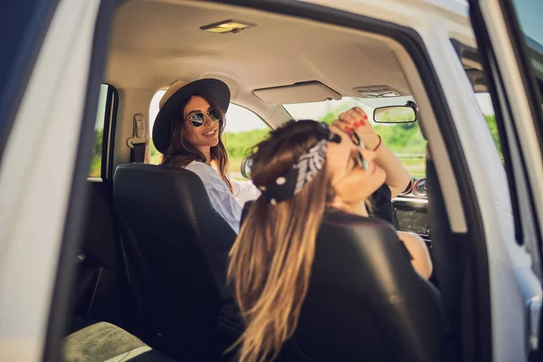 Duas Garotas Sentadas Carro Olhando Pela Janela — Fotografia de Stock