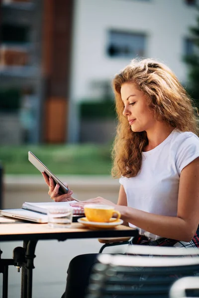Estudiante Usando Tableta Tomando Café Cafetería Libros Cuadernos Sobre Una — Foto de Stock