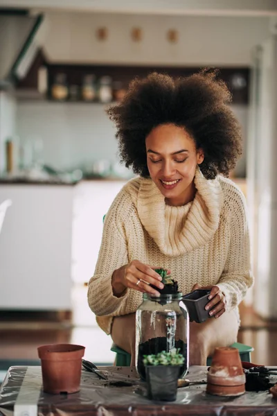 Bahçe güzel karışık ırk kadın.