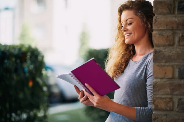 Hoofd Geschoten Van Vrouw Permanent Het Lezen Van Boek Terwijl — Stockfoto