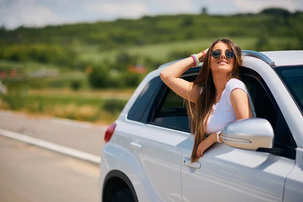 Frau Posiert Während Sie Sich Die Autoscheibe Lehnt — Stockfoto
