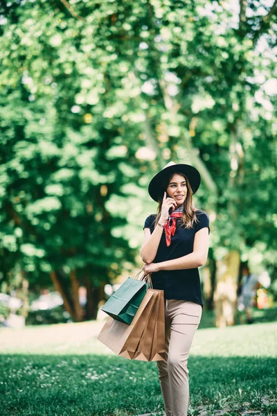 Portrait Woman Using Smart Phone Standing Park Shopping — Stock Photo, Image