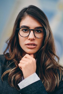 Gözlüklü esmer güzel kafa vurdu.