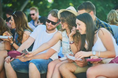 Arkadaşlar selfie barbekü partisinde alarak 