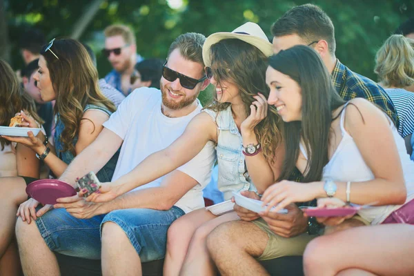 Arkadaşlar selfie barbekü partisinde alarak 