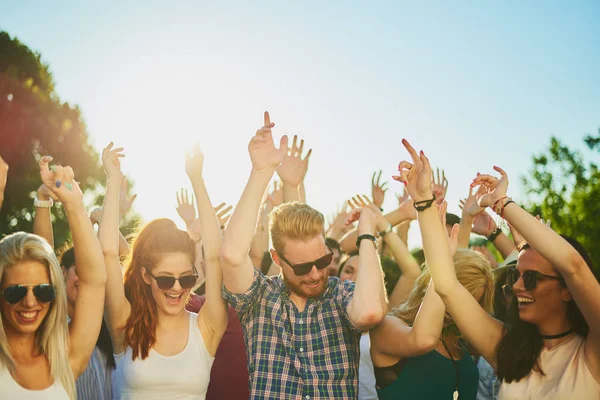 Gruppe Von Menschen Tanzen Und Amüsieren Sich Auf Der Outdoor — Stockfoto