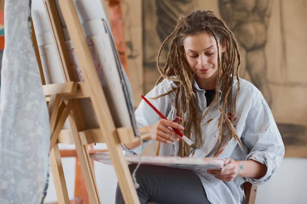 Chica Artística Sentada Estudio Pintar Caballete —  Fotos de Stock