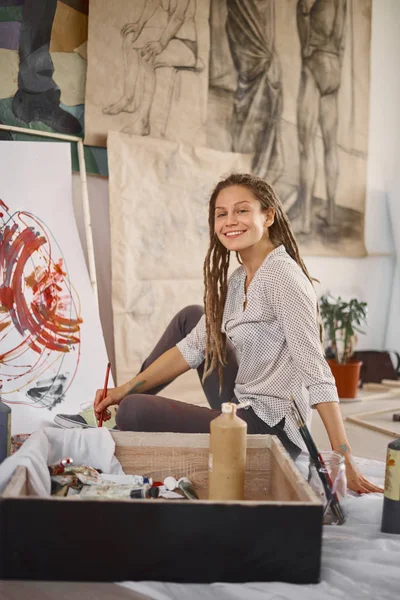 Καλλιτεχνική Κορίτσι Που Κάθεται Στο Πάτωμα Στο Στούντιο Και Ζωγραφική — Φωτογραφία Αρχείου