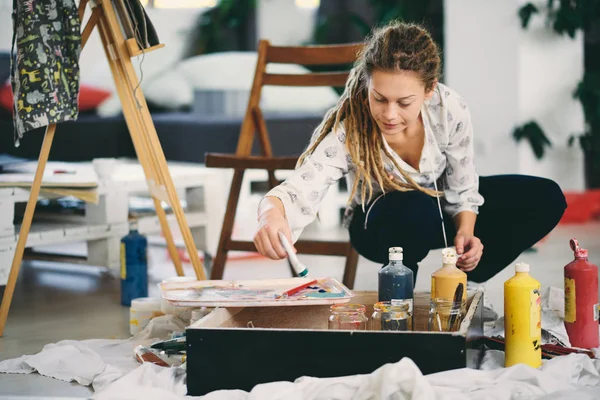 Chica Artística Mezclando Colores Para Pintar —  Fotos de Stock