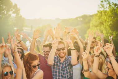 Gruba dans ve açık hava partisi/Müzik Festivali'nde iyi vakit geçiriyor