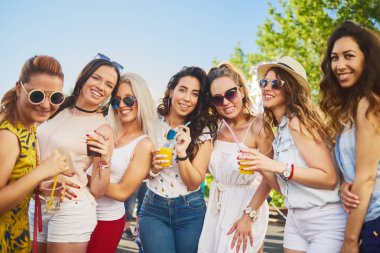 Poz ve iyi vakit açık hava partisi/Müzik Festivali'nde kadın arkadaş grubu