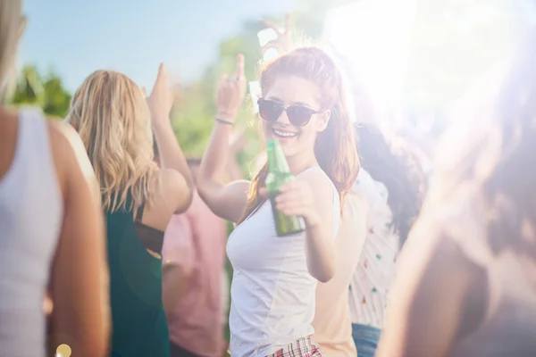 ダンス 屋外パーティーで良い時間を過ごして 飲むジンジャーの女の子 — ストック写真