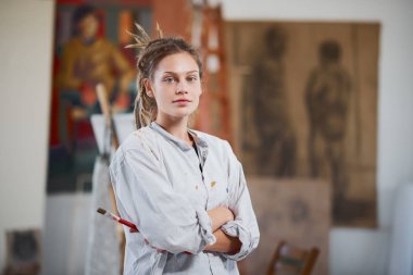 Sanatsal bir kız portresi onun atelier.