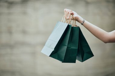 El holding alışveriş çantası. Arka planda duvar.