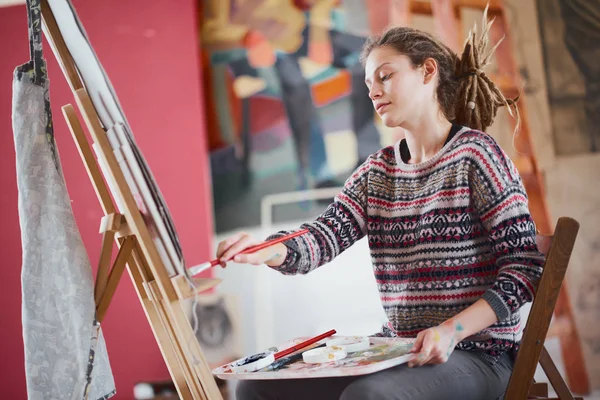 Künstlerisches Mädchen Sitzt Atelier Und Malt Auf Staffelei — Stockfoto