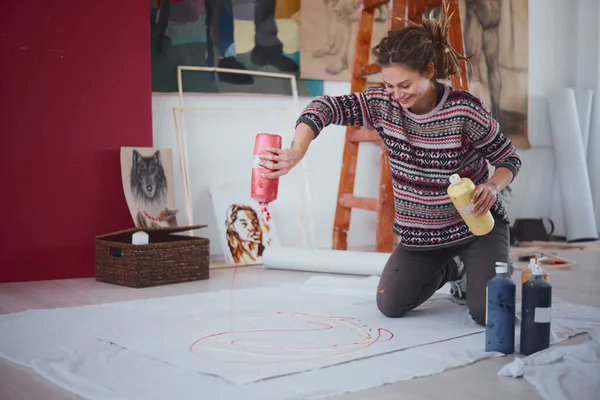 Woman Artist Painting Floor — Stock Photo, Image