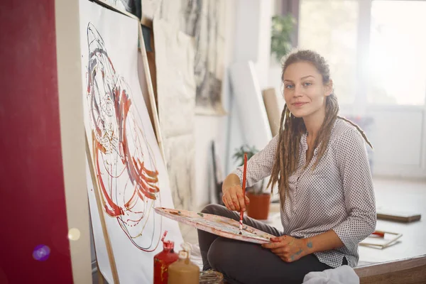 Menina Pintura Sentado Chão Com Pernas Cruzadas — Fotografia de Stock