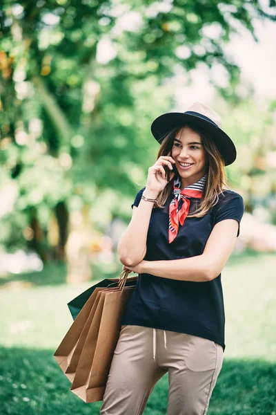 Retrato Mujer Usando Teléfono Inteligente Pie Parque Después Compras — Foto de Stock