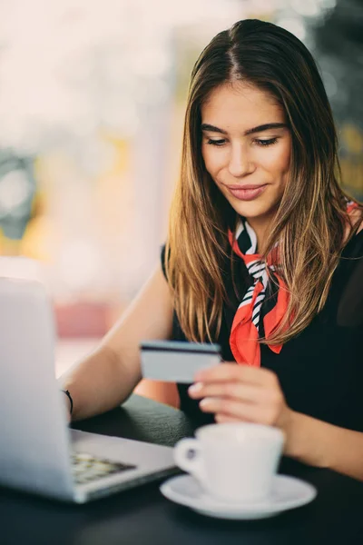 Glad Ung Kvinna Med Kreditkort Och Laptop För Shopping Medan — Stockfoto