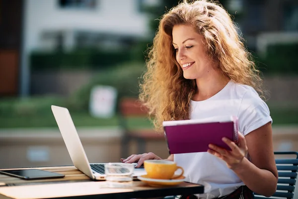 Kvinnlig Student Använder Laptop För Uppsats Medan Sitter Café — Stockfoto