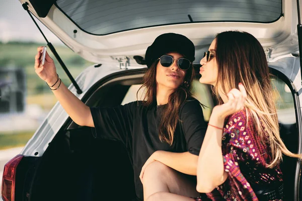 Dos Mujeres Tomando Selfie Mientras Están Sentadas Baúl Concepto Carretera — Foto de Stock