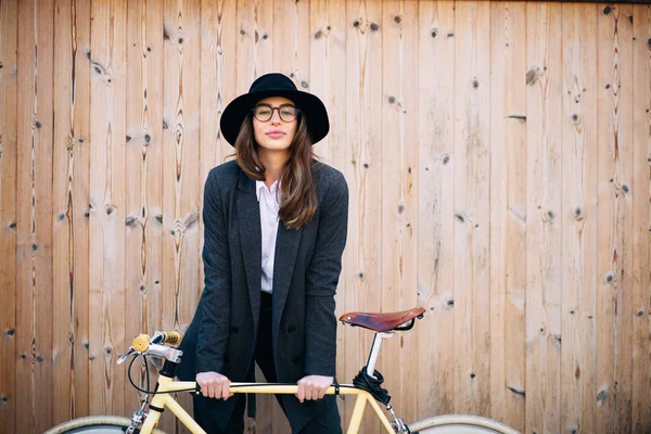 Retrato Una Hermosa Morena Sosteniendo Bicicleta Fondo Madera —  Fotos de Stock