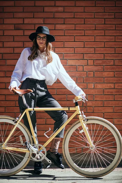 Gyönyörű Barna Lány Fixie Kerékpár Portré — Stock Fotó