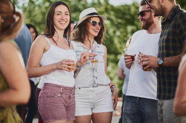 Gruba dans ve açık hava partisi/Müzik Festivali'nde iyi vakit geçiriyor 