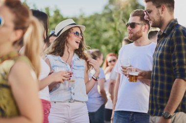 Gruba dans ve açık hava partisi/Müzik Festivali'nde iyi vakit geçiriyor 