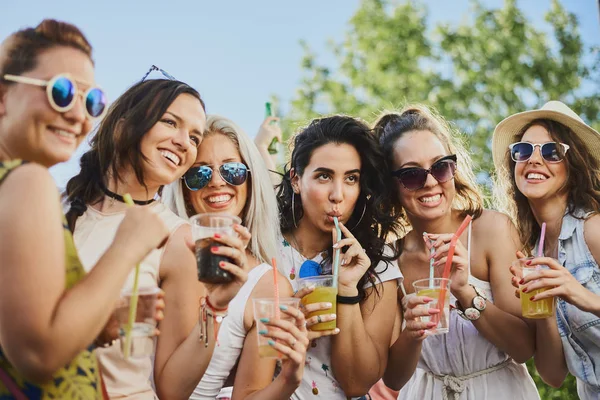 Grupo Amigas Posando Divirtiéndose Fiesta Aire Libre Festival Música — Foto de Stock