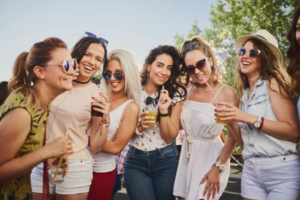 Poz Iyi Vakit Açık Hava Partisi Müzik Festivali Nde Kadın — Stok fotoğraf