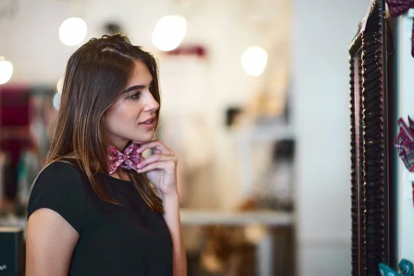 Retrato Mujer Probándose Corbata Tienda —  Fotos de Stock