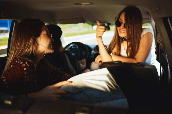 Três Jovens Mulheres Divertindo Estrada — Fotografia de Stock