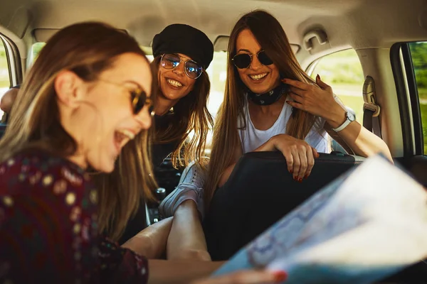 Üç genç kadın roadtrip eğleniyor