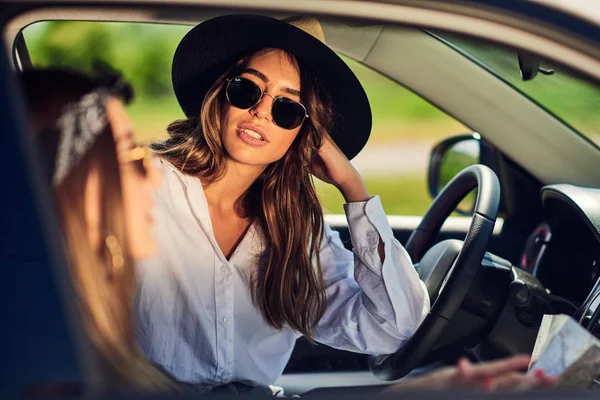 Dos Mujeres Jóvenes Que Divierten Conduciendo — Foto de Stock