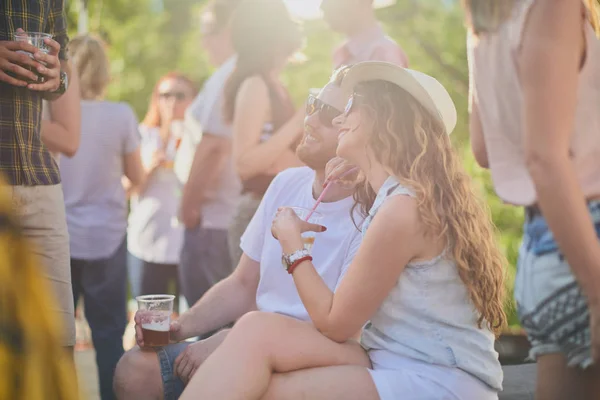 Pareja Sentado Beber Alcohol Fiesta Aire Libre — Foto de Stock