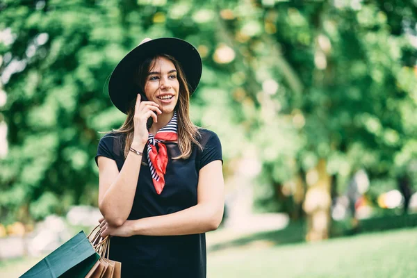 Retrato Mujer Usando Teléfono Inteligente Pie Parque Después Compras — Foto de Stock