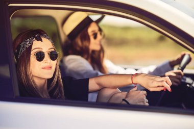 Eğlenceli yolculuğa iki genç kadın