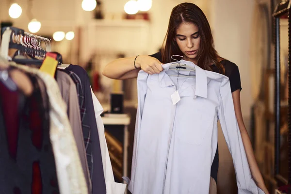 Vrouw Probeert Een Shirt Terwijl Winkel — Stockfoto