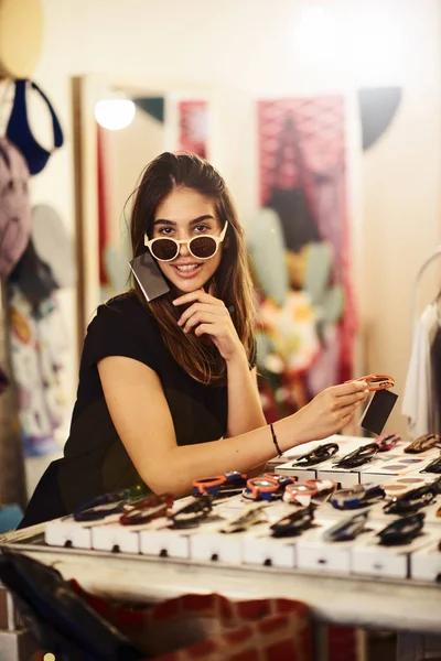 Vrouw Kiezen Zonnebril Winkel — Stockfoto