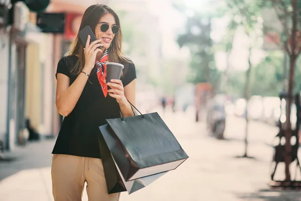 Retrato Mujer Sosteniendo Bolsas Papel Café Calle Después Comprar Mientras — Foto de Stock