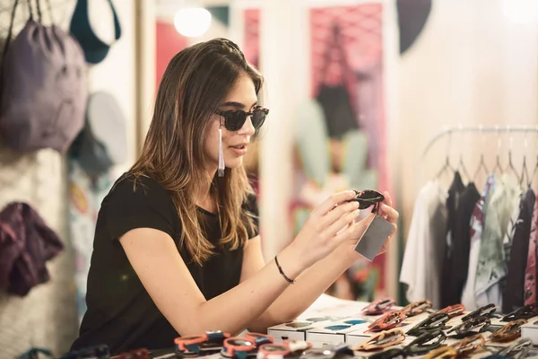 Woman Choosing Sunglasses Store — Stock Photo, Image