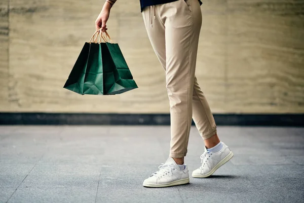 Primer Plano Las Piernas Mujer Caminando Por Calle —  Fotos de Stock