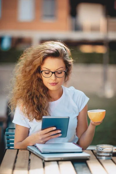 Estudante Sexo Feminino Usando Tablet Beber Café Café Livros Cadernos — Fotografia de Stock