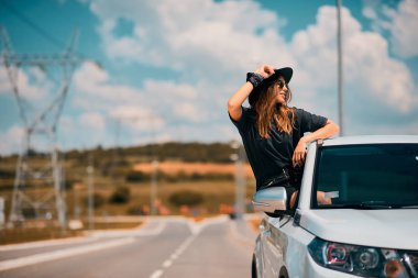 kadın araba camına poz