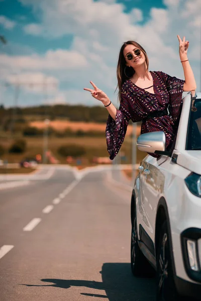 Frau Posiert Auf Autoscheibe — Stockfoto