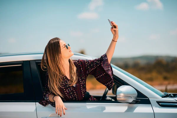 Mulher Tomando Selfie Enquanto Inclina Janela Carro — Fotografia de Stock